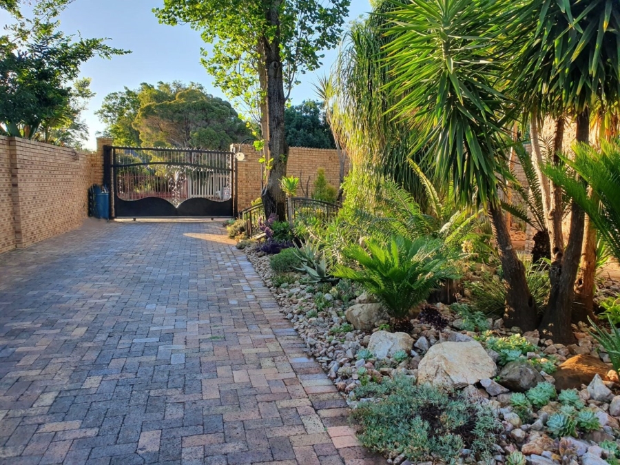 6 Bedroom Property for Sale in Flimieda North West